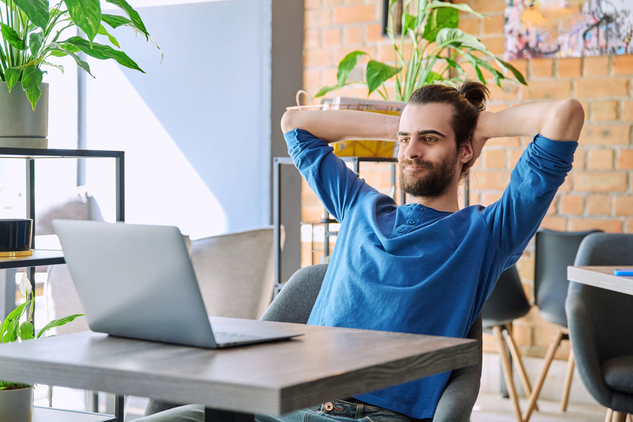 Man achter laptop ZEKUR DAS Documentenshop MKB